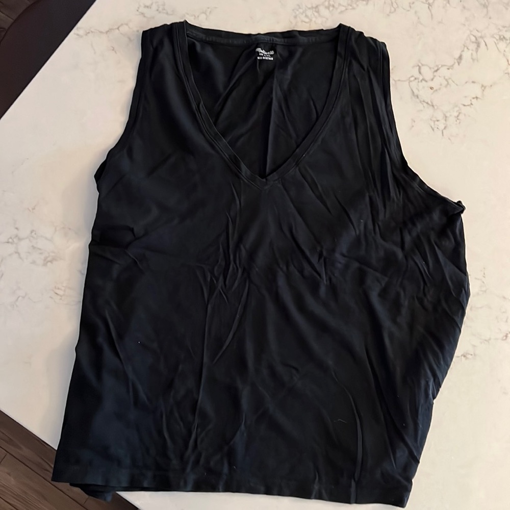 Madewell brand Cool, light weight summer v-neck top.Worn very minimally.Like-new